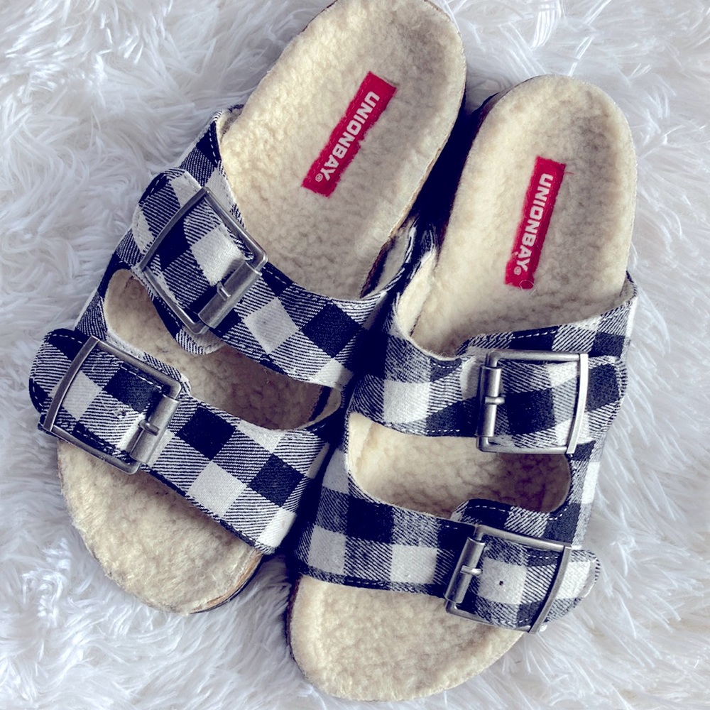 Size 6 Womens or 4 big girls Union Bay black buffalo plaid Sherpa lined sandals